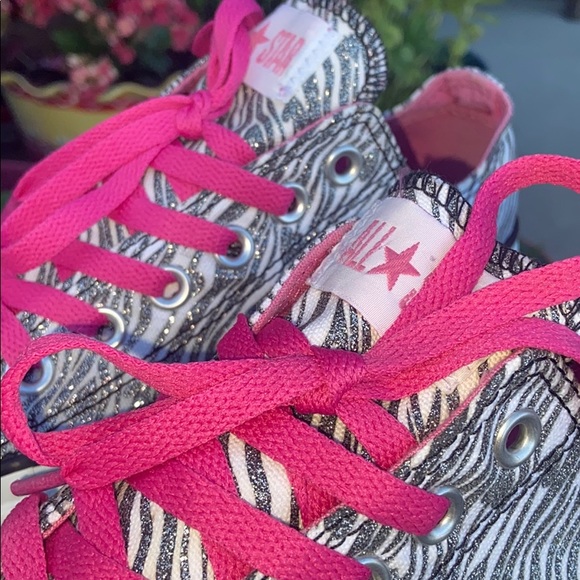 🦓 Glittery Silver Metallic Zebra Striped Converse - Picture 14 of 16